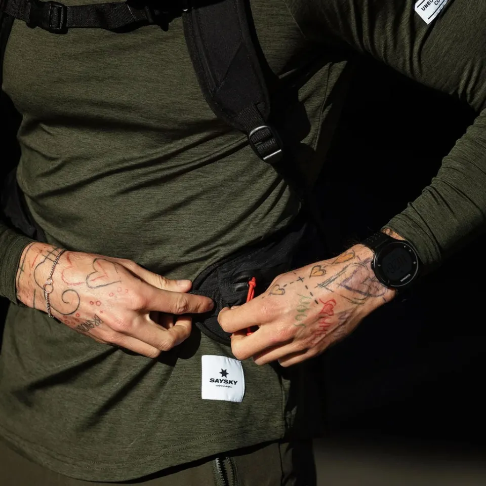 CLEAN PACE LONG-SLEEVE LÖPARTRÖJA